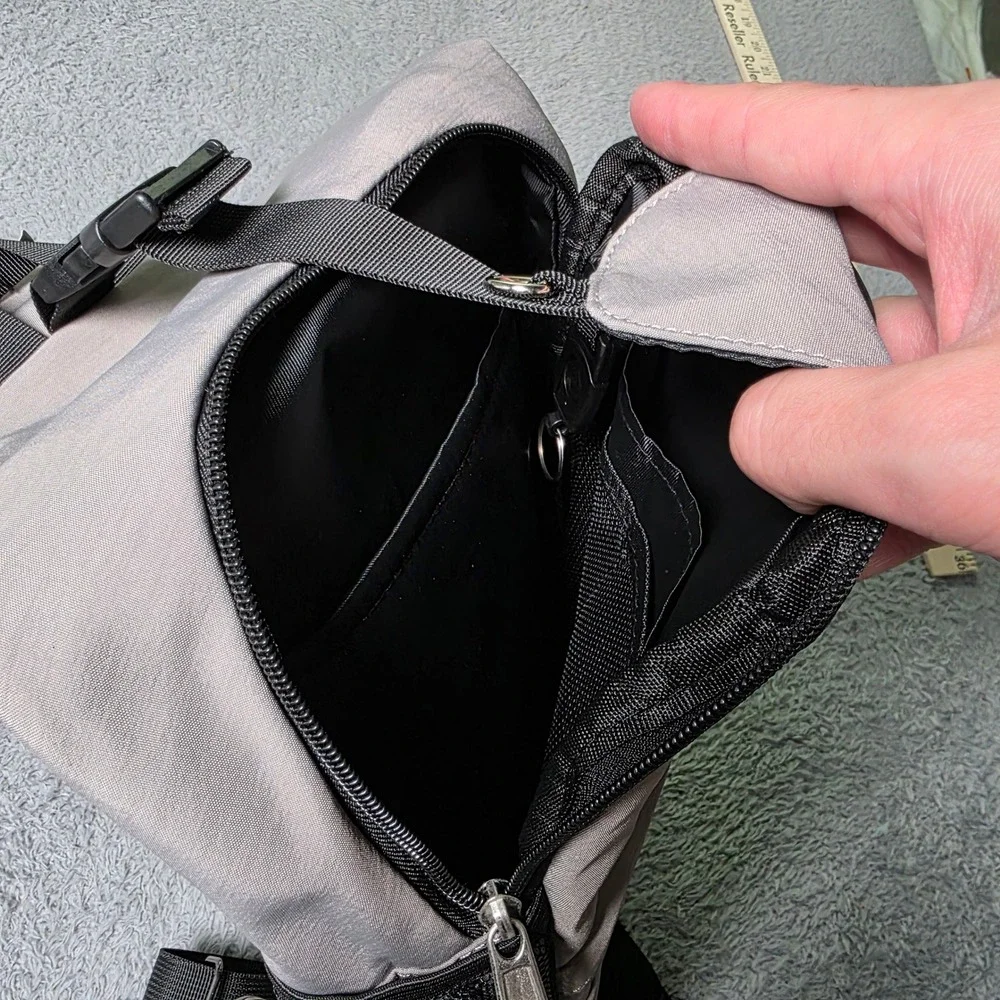 Sispoet sling backpack